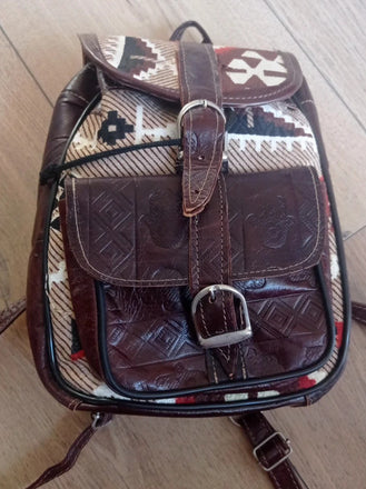 Sac à dos en cuir motif main de Fatma artisanat du Maroc